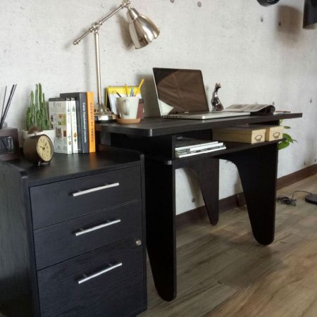 タキシードの形を模したデザイン。